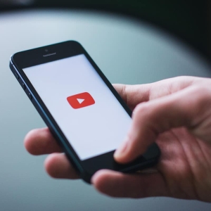 YouTube fully available on iPhone
